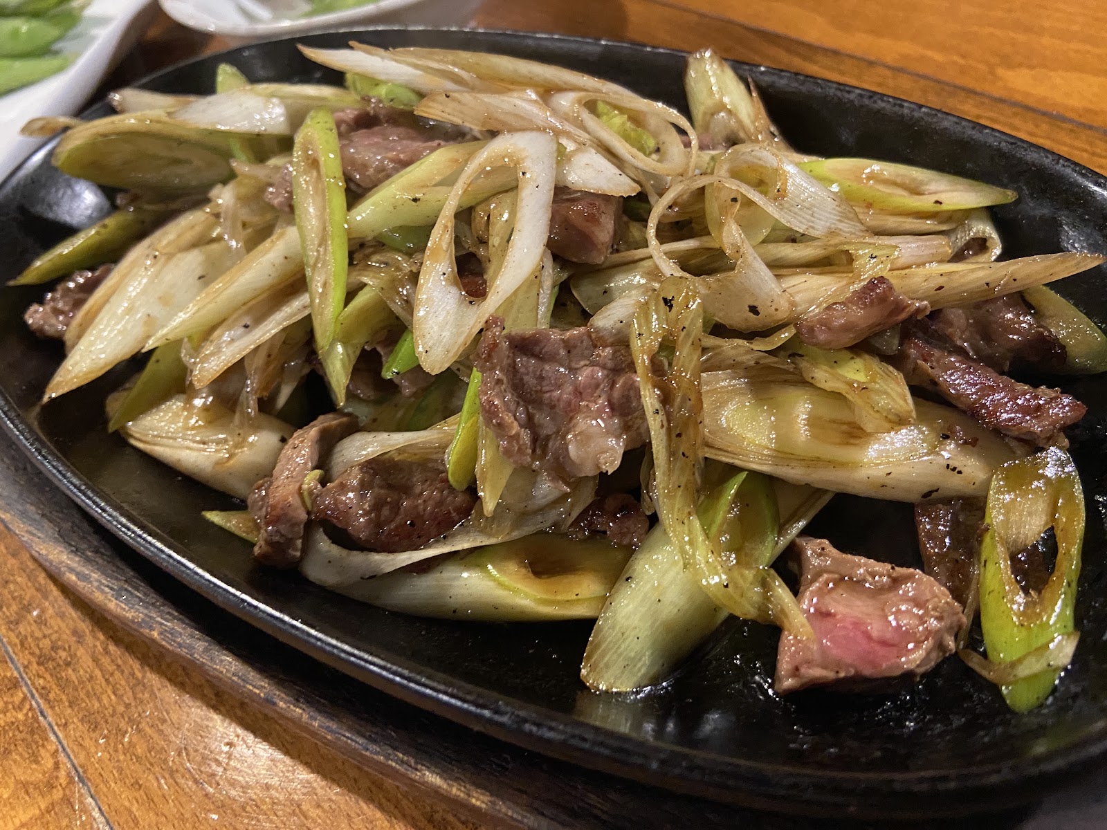 ねぎと肉をたっぷり盛った鉄板料理