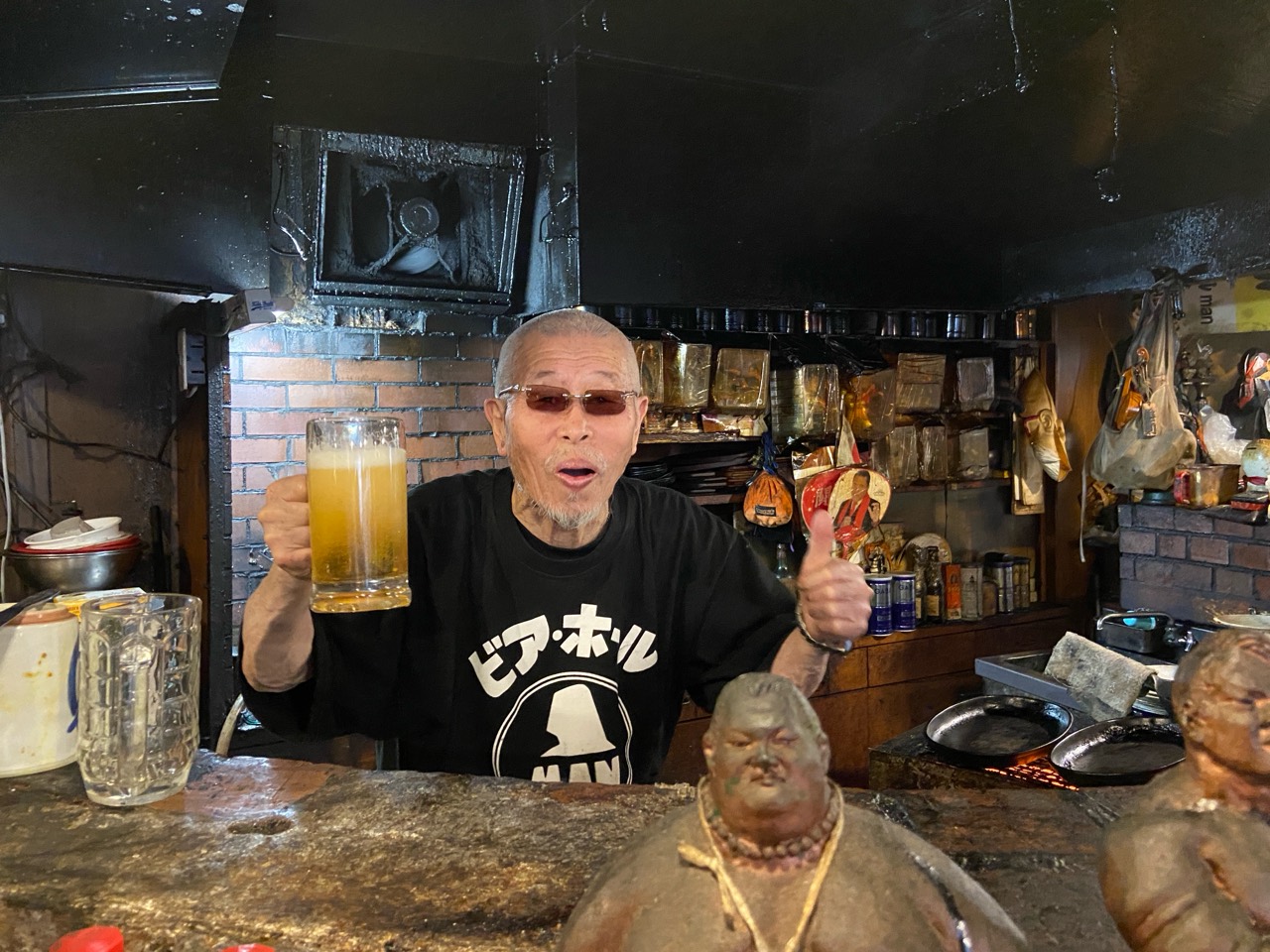 ビールジョッキを掲げる村田善則マスター