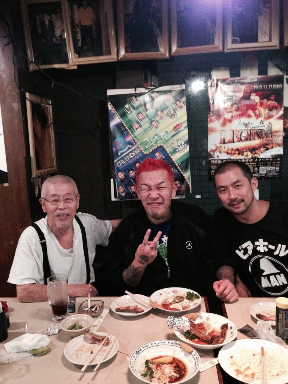 村田マスターと二人のレスラーが店内の食卓を囲む様子