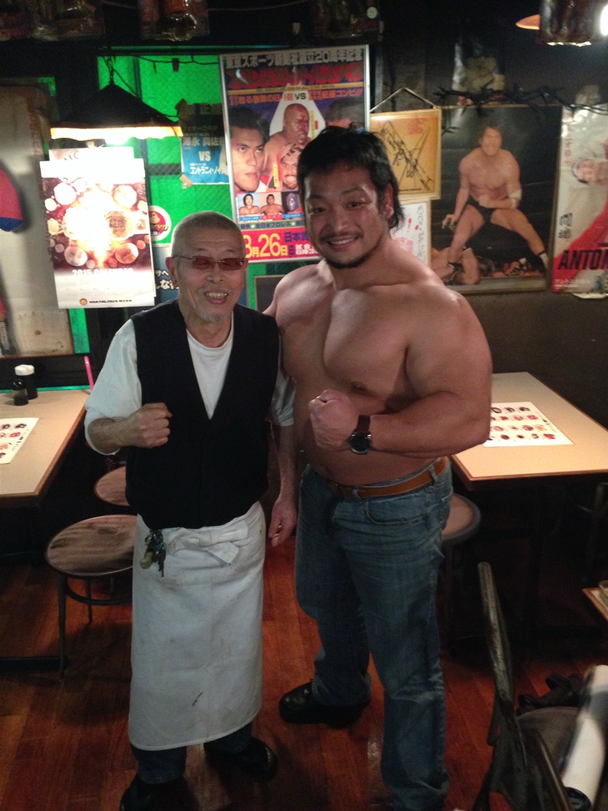 店内でレスラーと拳を構える村田マスター